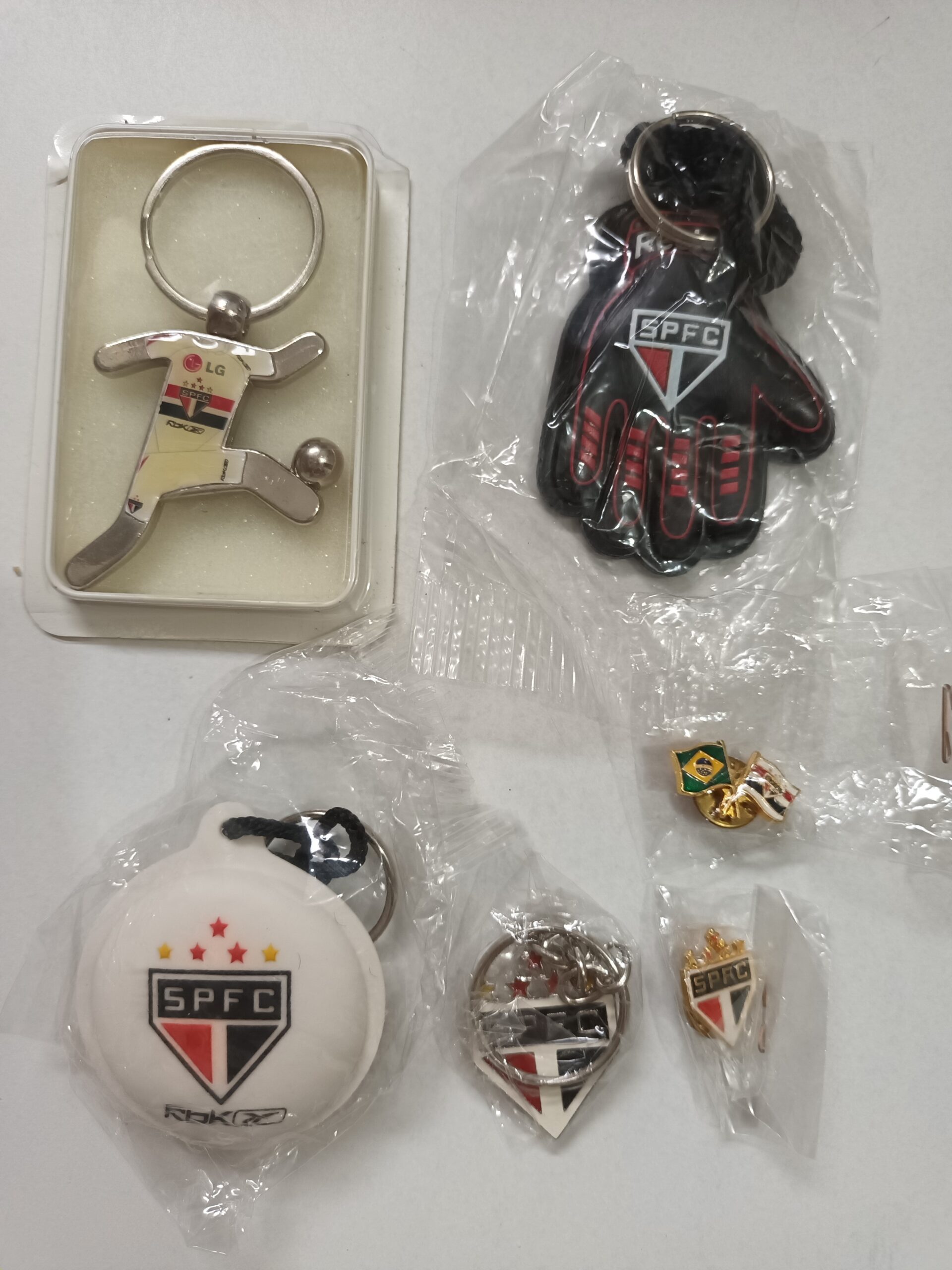 Kit 4 chaveiros e 2 pins SPFC